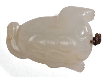 CHINE XVIIIe siècle Petit sujet en jade blanc représentant le crapaud lunaire, à...