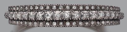 null Bracelet jonc en or jaune 18K (750) et argent (<800) serti de 3 lignes de diamants...