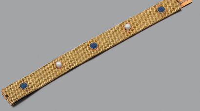 null Bracelet ruban en or jaune 18K (750) serti de trois saphirs et deux perles fines.
Long:...