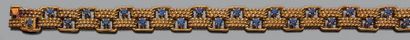 BOUCHERON Bracelet articulé en or jaune 18K (750) rehaussé de saphirs.
Signé et numéroté.
Long:...