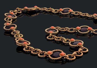 BOUCHERON ~ Long sautoir en or jaune 18K (750) pouvant former quatre bracelets composés...