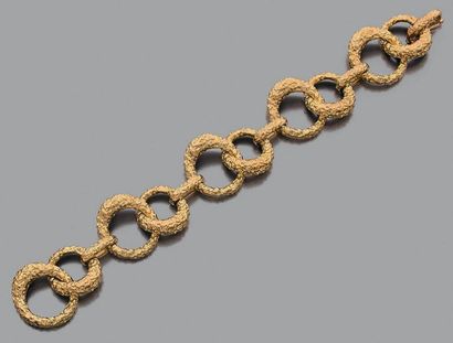 M GERARD Bracelet en or jaune 18K (750) martelé composé de maillons enlacés de forme...