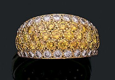 VAN CLEEF and ARPELS Bague "jonc" en or jaune 18k (750) ornée d'un pavage de diamants...
