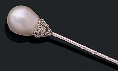 null Epingle en platine (950) ornée d'une perle fine en goutte rehaussée de diamants...