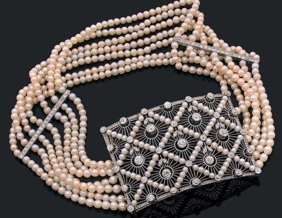 null Collier ras de cou composé de sept rangs de perles fines réunis par un motif...