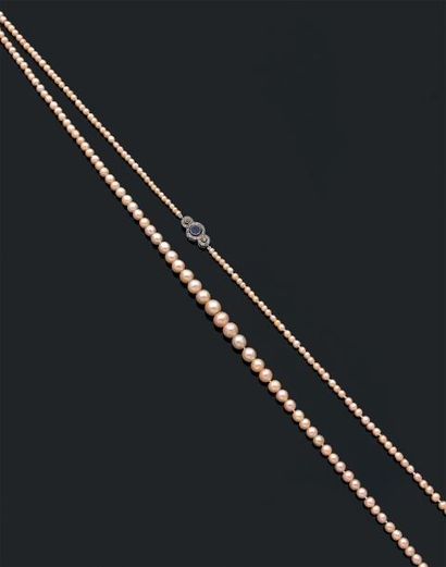 null Sautoir composé de 196 perles fines en chute.
Fermoir en or gris 18K (750) serti...