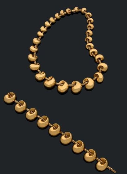 BOUCHERON 
Ensemble composé d'un bracelet et d'un collier en or jaune 18K (750) formés...