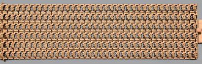 null Très large bracelet ruban en or jaune 18K (750) ciselé et ajouré.
Long: 20cm...