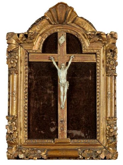 null Christ en ivoire sculpté dans son cadre en bois doré et sculpté à décor de fleurettes...