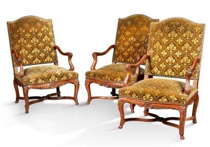 null Suite de trois fauteuils en bois mouluré, pieds gainés à décor de palmettes...