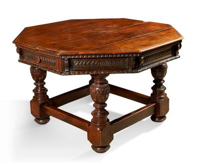 null Table 

de forme hexagonale en bois mouluré et sculpté.

De style Renaissance

H:...
