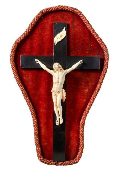 null Christ en ivoire sculpté 

sur une croix en ébène et fond de velours cramoisi...