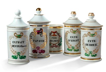 null PARIS manufacture Fontemoing

Ensemble de cinq pots à décors similaires

Cartouche...