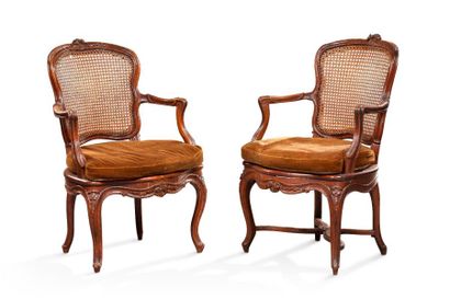 null Ensemble de deux fauteuils et une chaise 

en noyer mouluré et sculpté à décor...