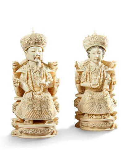 null CHINE

Couple en ivoire sculpté figurant des dignitaires assis

Circa 1920

H:...