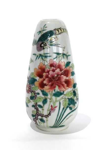 null Chine XIXe siècle, Petit vase en porcelaine et émaux de la famille rose à décor
d'un...