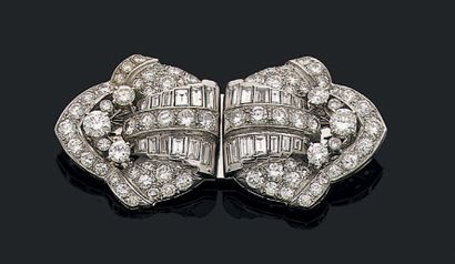 null Broche "double clip" en or gris 18k (750) et platine (950) sertie de diamants...