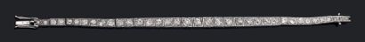 null Bracelet articule en or gris 18k (750) serti d'une ligne de diamants taille...