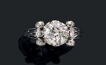 null Bague en or gris 18k (750) sertie d'un diamant de taille moderne épaulé de petits...