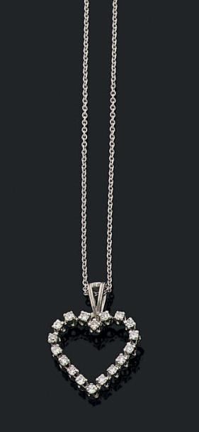 null Pendentif "coeur" en or gris 18k (750) serti de diamants.
Avec sa chaine en...