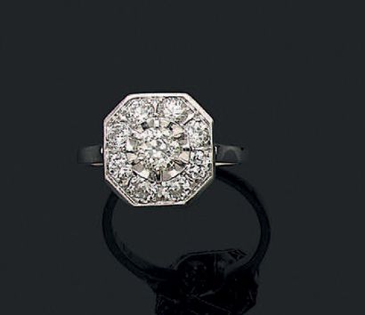 null Bague en platine (950) sertie d'un diamant central de taille ancienne dans un...