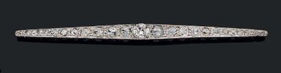 null Broche barrette en platine (950) sertie d'un diamant central de taille moderne...
