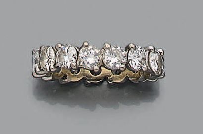 null Alliance américaine en or gris 18k (750) sertie d'une ligne de diamants de taille...