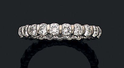 null Alliance américaine en or gris 18k (750) sertie de diamants de taille brillant.
Poids...