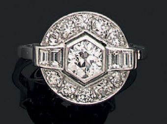 null Bague en platine (950) sertie d'un diamant central demi-taille dans un entourage...