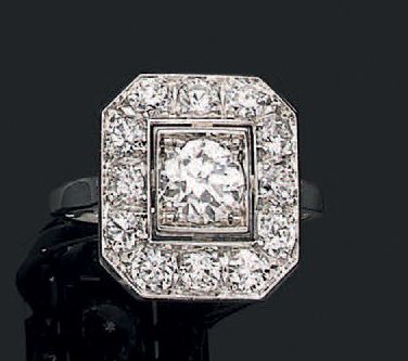 null Bague en platine (950) sertie d'un diamant central demi-taille dans un entourage...