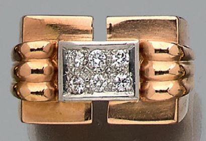 null Bague tank en or rose et gris 18k (750) ornée d'un pavage rectangulaire de brillants.
Vers...