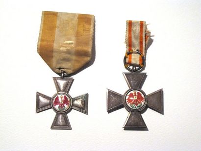 null Allemagne Ordre de l'Aigle rouge. Lot de 2 croix de Chevalier. Argent, émail,...