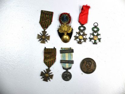 null France, lot : 2 chevalier de la Légion d'Honneur, médaille coloniale, 2 croix...