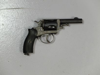 null Revolver liégeois type Buldog, 5 coups calibre 320. Canon à pans et barillet...