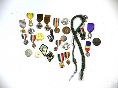 null Lot : 13 décorations, 7 médailles de table. On joint des insignes de chasseur....