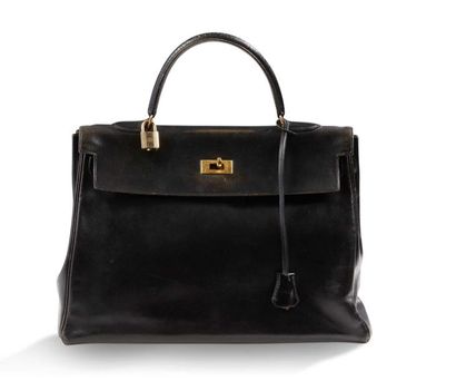 HERMES Sac "Kelly" en cuir noir, poignée simple en cuir permettant un portage main.
Garnitures...