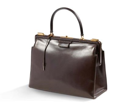 HERMES Sac 404 en cuir marron. Garniture en métal doré. Poignée simple en cuir permettant...