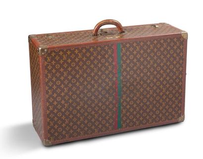 LOUIS VUITTON 
Grande valise rigide
En toile monogrammée agrémenté de deux bandes...