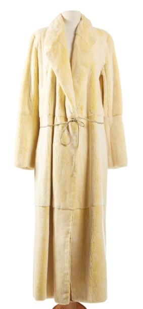 FENDI 
Long manteau de lapin effet jaune dégradé.
Taille 38/40
Bon état.
Long.: 141...