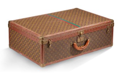 LOUIS VUITTON 
Grande valise rigide
En toile monogrammée agrémenté de deux bandes...