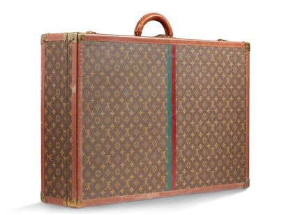 LOUIS VUITTON 
Grande valise rigide
En toile monogrammée agrémenté de deux bandes...