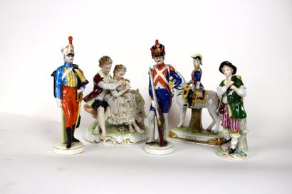 null Saxe

Ensemble de trois sujets en porcelaine polychrome figurant des militaires...