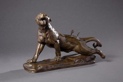 null CHARLES VALTON (1851-1918) 

Lionne blessée

Epreuve en bronze à patine doré

signé...