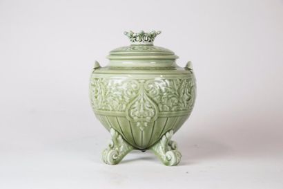 null Théodore DECK (1823-1891)

Pot couvert en céramique émaillée céladon à décor...