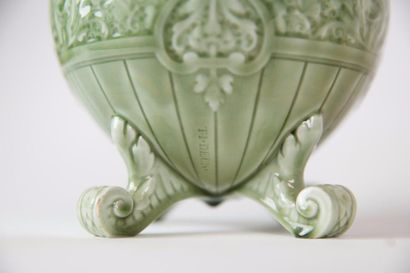 null Théodore DECK (1823-1891)

Pot couvert en céramique émaillée céladon à décor...
