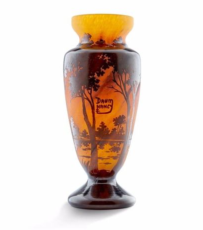 null DAUM, À LA MANIÈRE DE

Vase balustre

en verre à décor d'un paysage lacustre

brun...