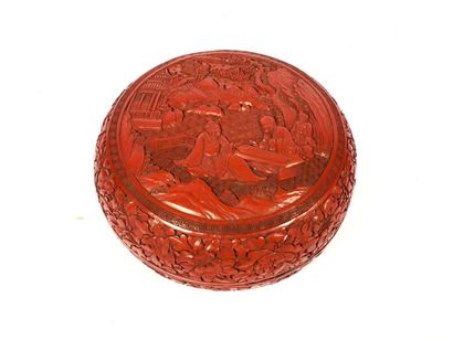 null CHINE XIXe siècle,

Boîte en laque rouge cinabre sur métal à décor de deux sages...