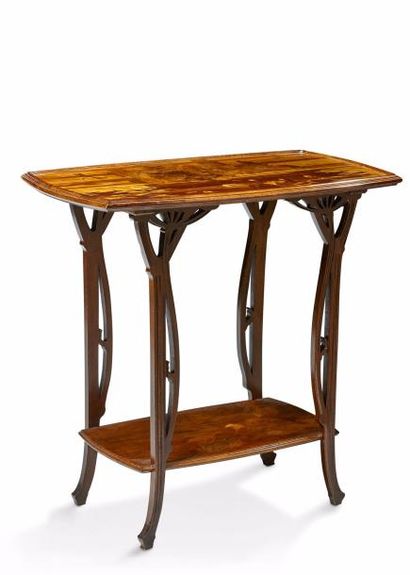 null EMILE GALLÉ (1846-1904)

Table à thé

en hêtre teinté à deux plateaux

rectangulaires...