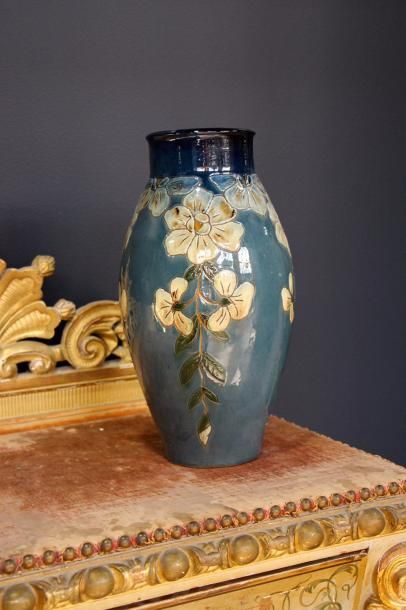 null Vase 

en faience à motifs de fleur sur fond bleu, signé Fourquet

H: 36.5 ...