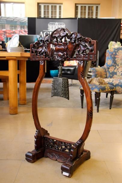 null Chine

Beau présentoir en bois sculpté à décor de dragon et motifs floraux....